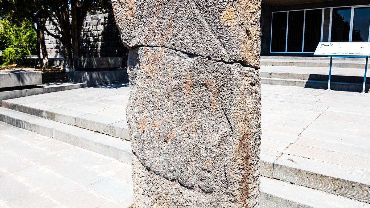 "Smoczy kamień" w pobliżu Muzeum Erebuni w Yerevan w Armenii
