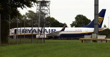 Awaryjne lądowanie samolotu Ryanair z Krakowa. Dwie osoby aresztowane