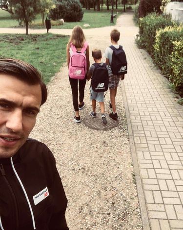 Jaroslaw Bieniuk pokazał wyprawkę dzieci do szkoły