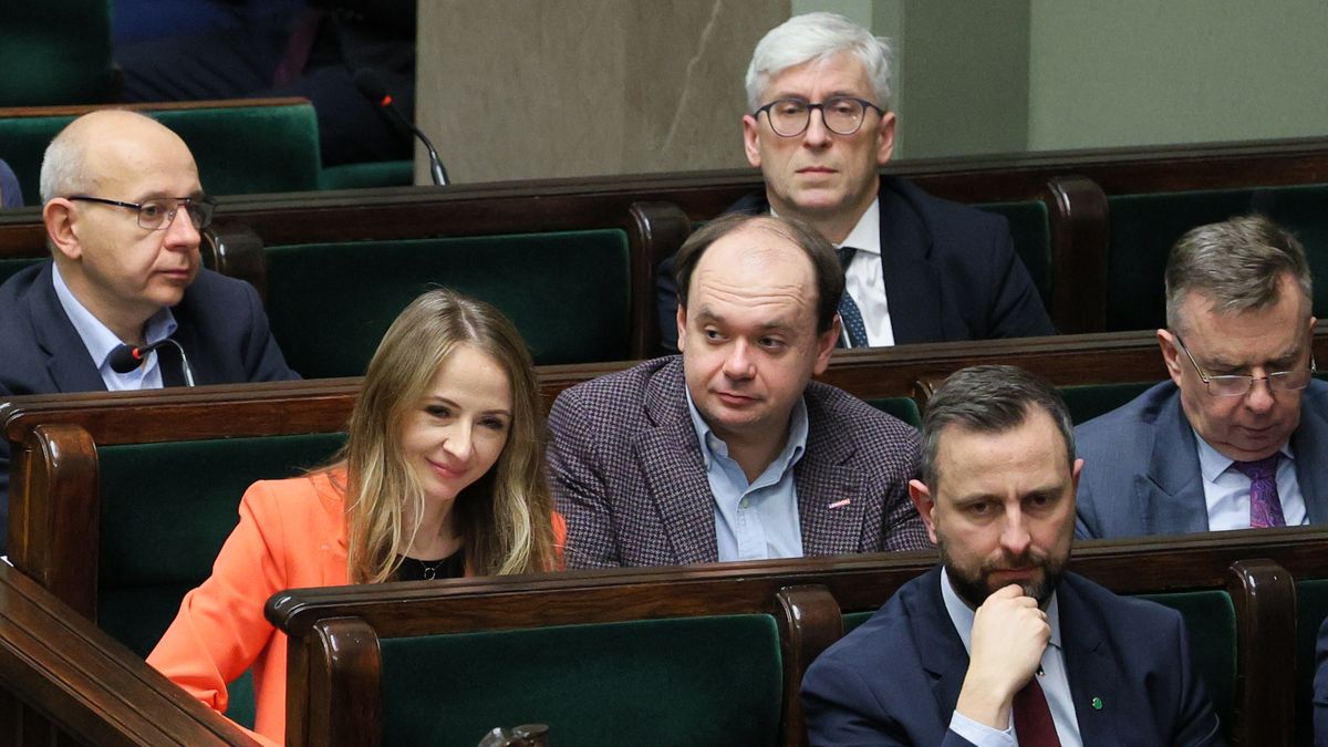 W�adys�aw Kosiniak-Kamysz, Dariusz Wieczorek, Agnieszka Dziemianowicz-B�k, Sebastian Gajewski
Warszawa, 07.02.2024. Wicepremier, minister obrony narodowej W�adys�aw Kosiniak-Kamysz (2P), minister rodziny i polityki spo�ecznej Agnieszka Dziemianowicz-B�k (2L), minister nauki Dariusz Wieczorek (P) oraz wiceminister rodziny i poluityki spo�ecznej Sebastian Gajewski (3L) na sali obrad Sejmu w Warszawie, 7 bm. Pos�owie maj� zaj�� si� m.in. rz�dowym projektem noweli ustawy o pomocy obywatelom Ukrainy w zwi�zku z konfliktem zbrojnym na terytorium tego pa�stwa. (jm) PAP/Pawe� Supernak
Pawe� Supernak
10 10., Agnieszka Dziemianowicz B�k, polityk, polityka, posiedzenie, sala obrad, sala plenarna, sejm, sejmu, W�adys�aw Kosiniak Kamysz, X kadencja, X kadencji