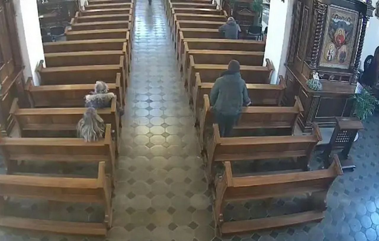 Kobieta była w kościele. Wezwała straż miejską