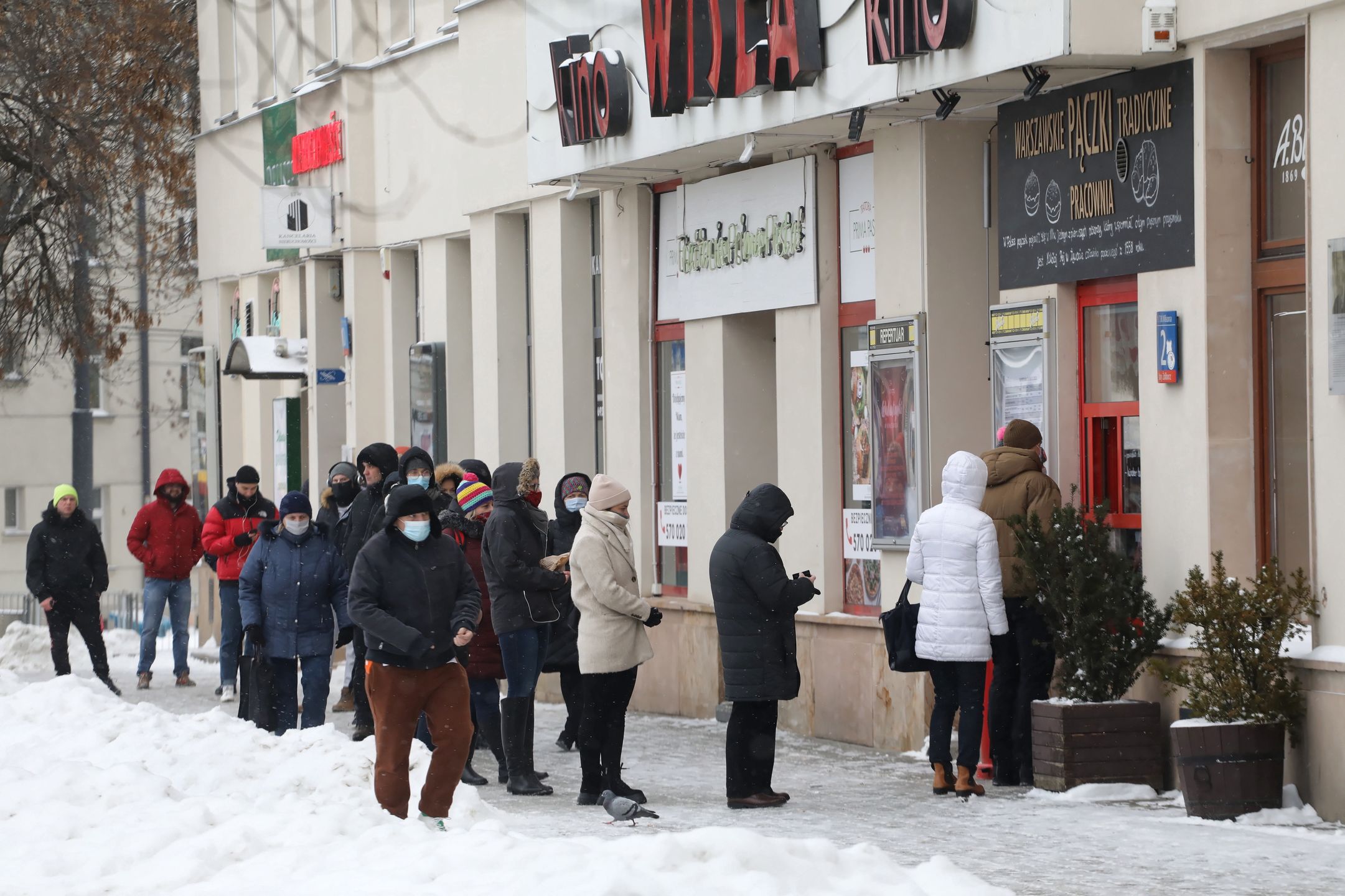 Kolejka po pączki przed cukiernią na warszawskim Żoliborzu