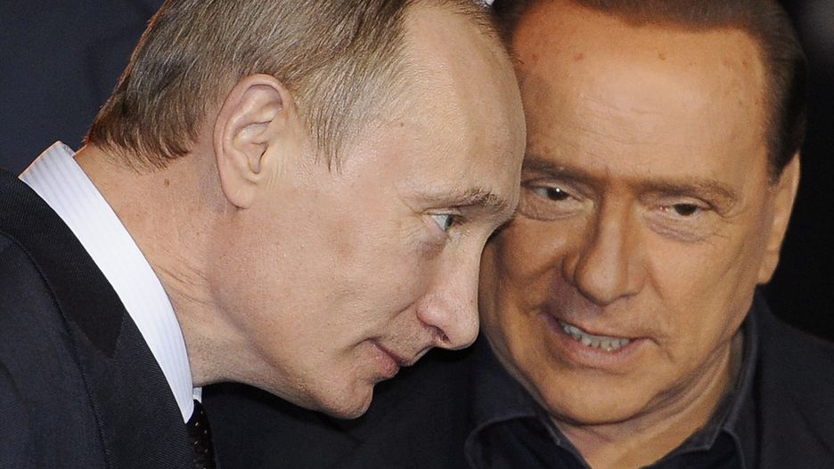 Russian Prime Minister Vladimir Putin's visit to Italy
epa02131860 Italian Prime Minister Silvio Berlusconi (R) welcomes Russian Prime Minister Vladimir Putin upon his arrival at Malpensa's airport, in the province of Varese, near Milan, Italy 25 April 2010.  EPA/DANIEL DAL ZENNARO
Dostawca: PAP/EPA.
DANIEL DAL ZENNARO