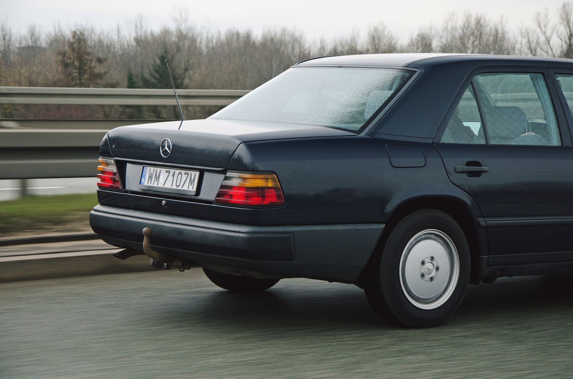 Choć auto ma ponad 30 lat, z rury wydechowej wylatują spaliny, których nie widać nawet przy mocnym przyspieszaniu.