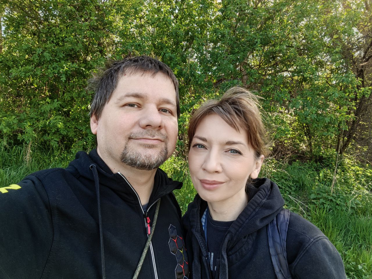 W dzień zdjęcia z przedniego aparatu wypadają bardzo dobrze, lecz gdy zapadnie zmrok daje o sobie znać sensor