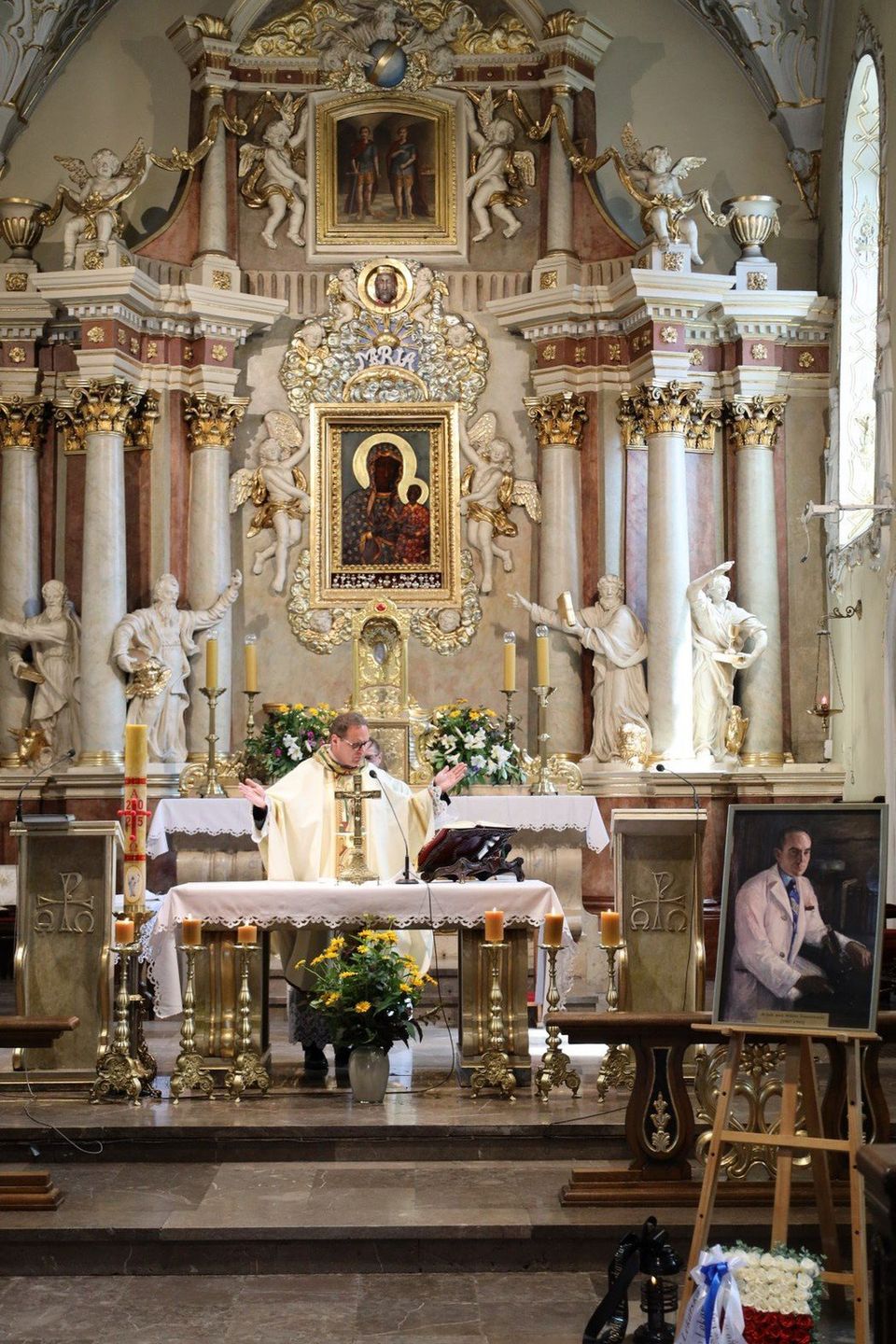 Odsłonięcie tablicy dr Wiktora Tomaszewskiego w Pleszewie