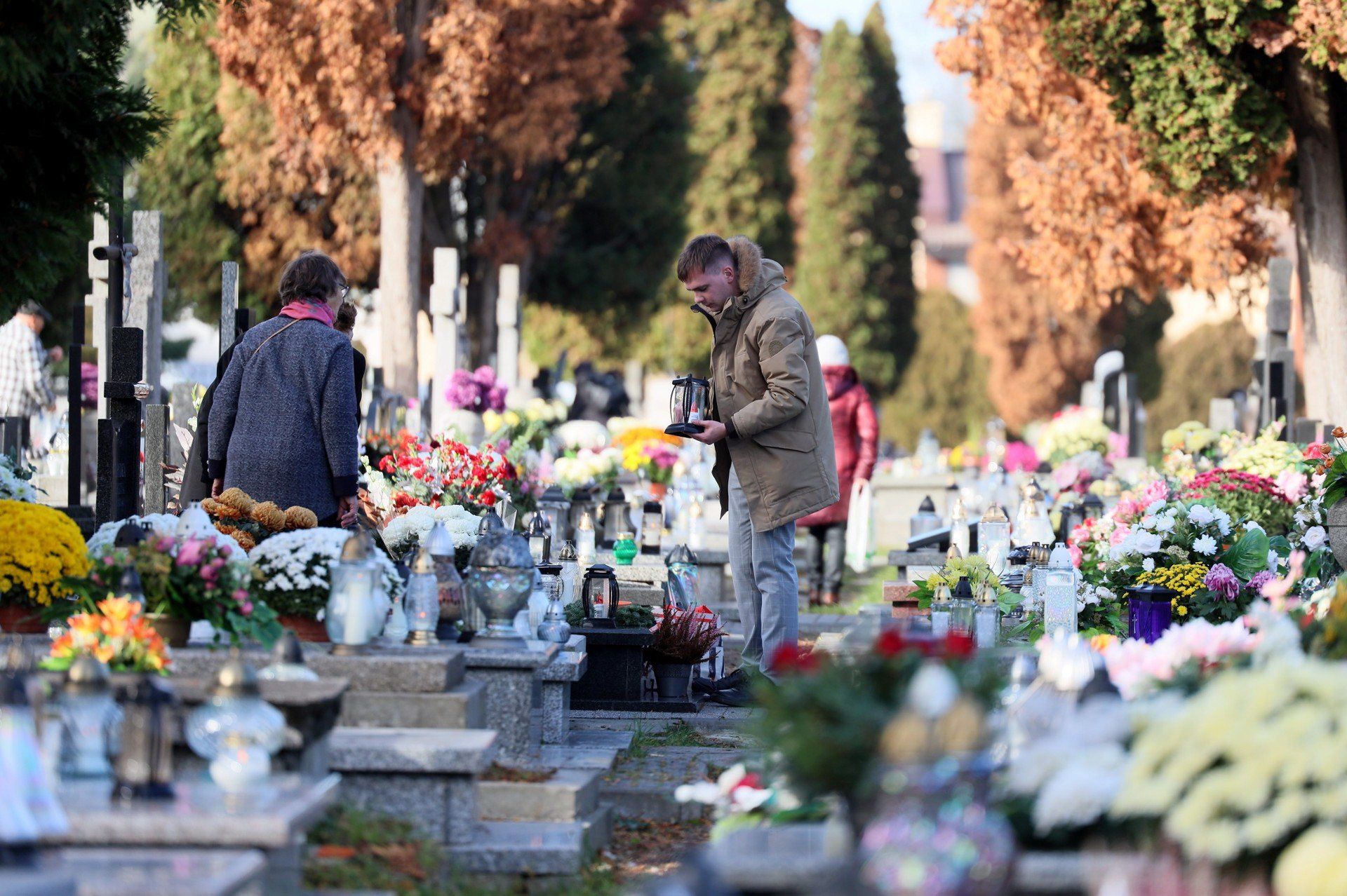 Dzień Wszystkich Świętych na cmentarzu przy ulicy Unickiej w Lublinie.