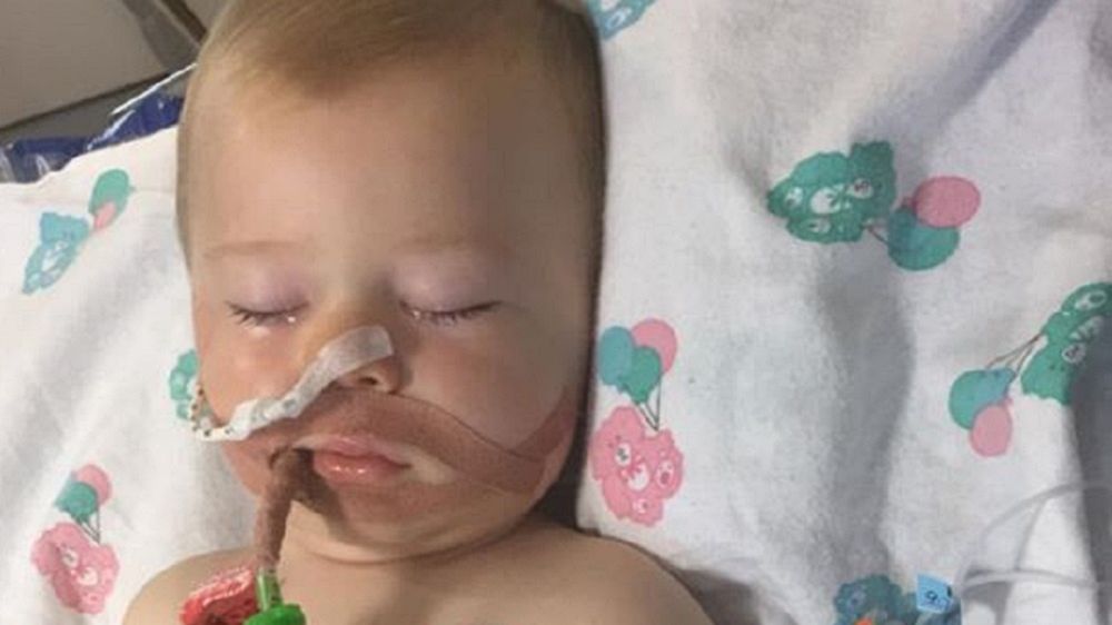 Dziecko zapadło w śpiączkę po ugryzieniu kapsułki do prania