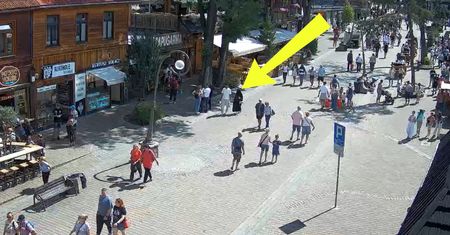 Punkt 12:00 na Krupówkach. Oto co zarejestrowała kamera