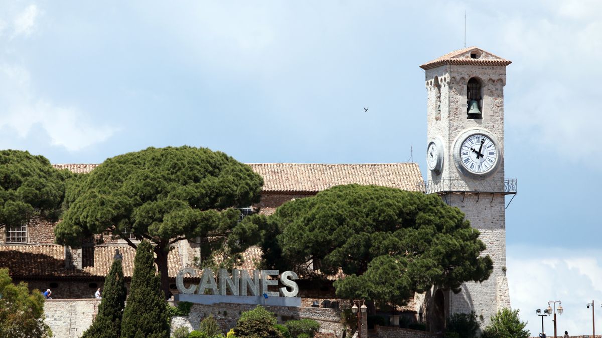 A clock stopped after 10:00 am on a clock tower, following a power outage that hist South of France during the 78th annual Cannes Film Festival, in Cannes, France, 24 May 2025. A massive power outage struck the French region of Alpes-Maritimes, including Cannes, on 24 May. According to the Cannes Film Festival, the closing ceremony and all scheduled events are to proceed as planned. The Palais des Festivals has its independent power supply. EPA/CLEMENS BILAN Dostawca: PAP/EPA.