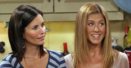 Jennifer Aniston w serialu "Przyjaciele" wyznaczała trendy. Buty, które wtedy nosiła, można dziś znaleźć w sieciówkach