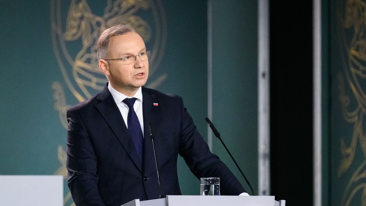 Gzniezno, 25.04.2025. Prezydent RP Andrzej Duda przemawia podczas uroczystego Zgromadzenia Posłów i Senatorów z okazji 1000. rocznicy koronacji Bolesława Chrobrego, 25 bm. w Hali Widowiskowo-Sportowej w Gnieźnie. (jm) PAP/Jakub Kaczmarczyk