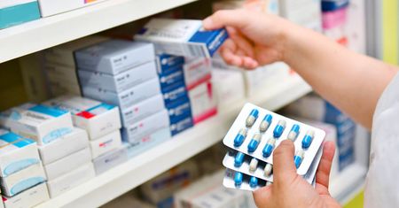 Zmowa trwała dekadę. UOKiK wziął się za hurtownie leków. 900 mln zł kar
