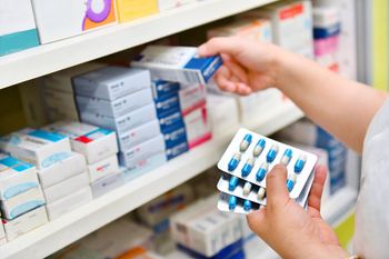 Zmowa trwała dekadę. UOKiK wziął się za hurtownie leków. 900 mln zł kar