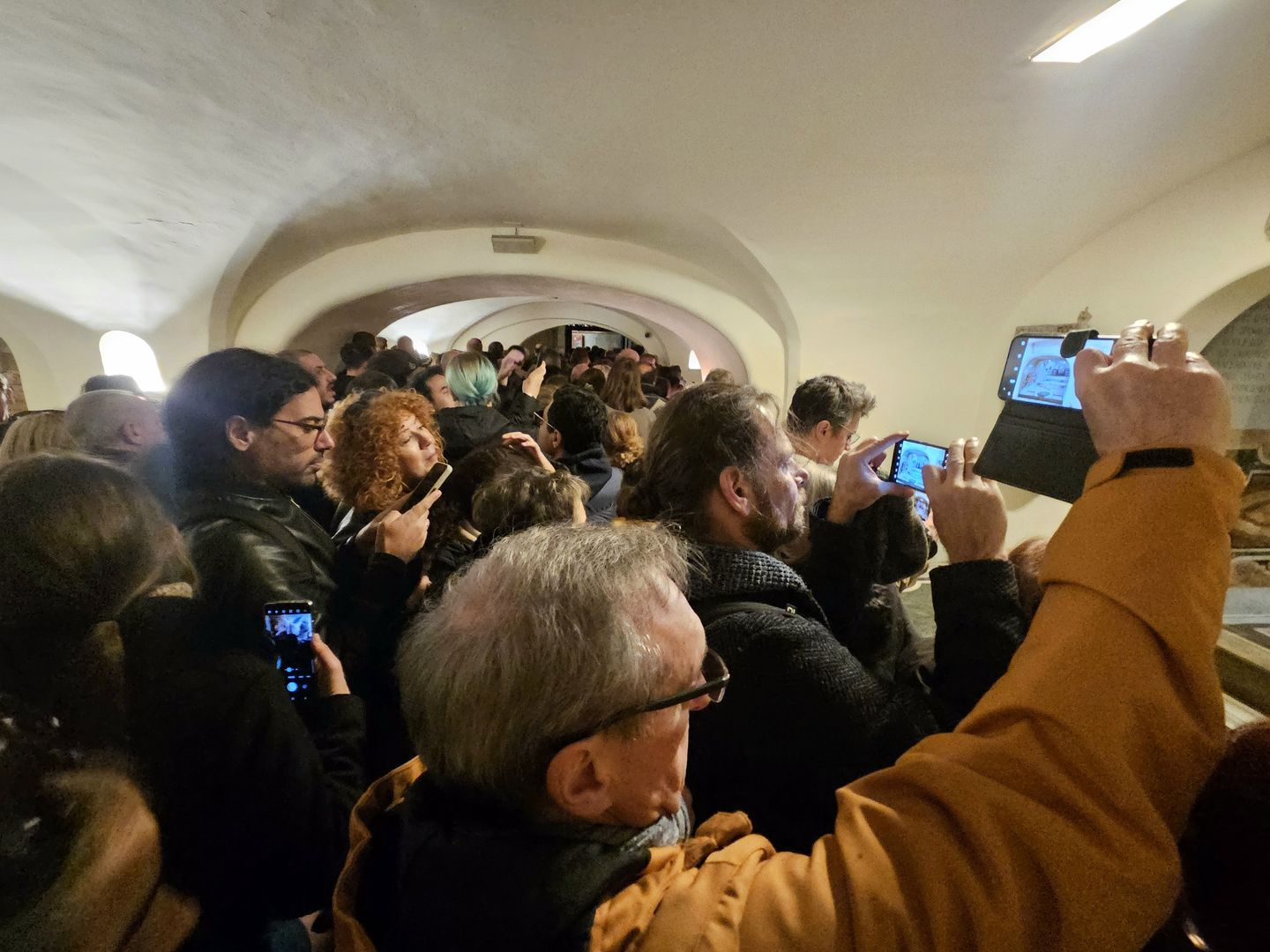 Do grobu Św. Piotra w Grotach Watykańskich pielgrzymują tysiące 