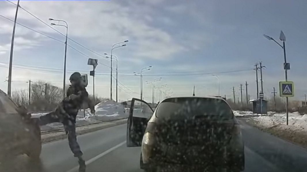 Mężczyzna kopiący samochód uratował przechodniów