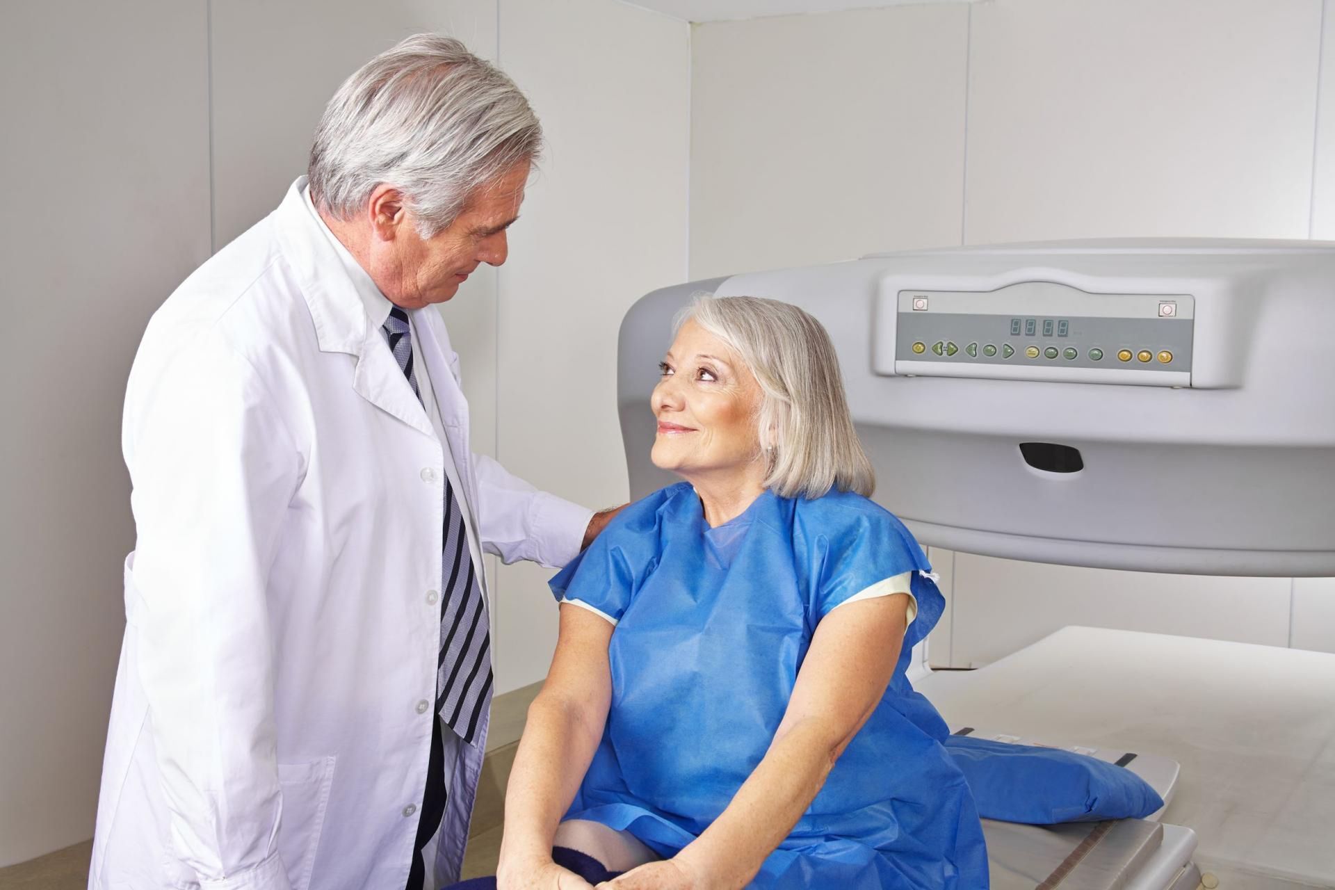 Kobiety po 60. roku życia powinny co kilka lat poddawać się pomiarowi gęstości kości. 