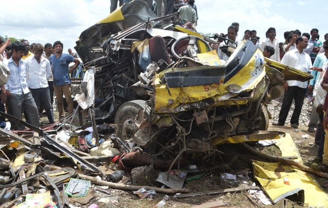 Katastrofa w Indiach. 19 dzieci zginęło w zderzeniu pociągu z autobusem