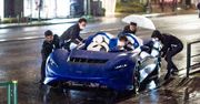 Dlatego auta bez dachu się nie przyjęły. McLaren Elva przyłapany w deszczu