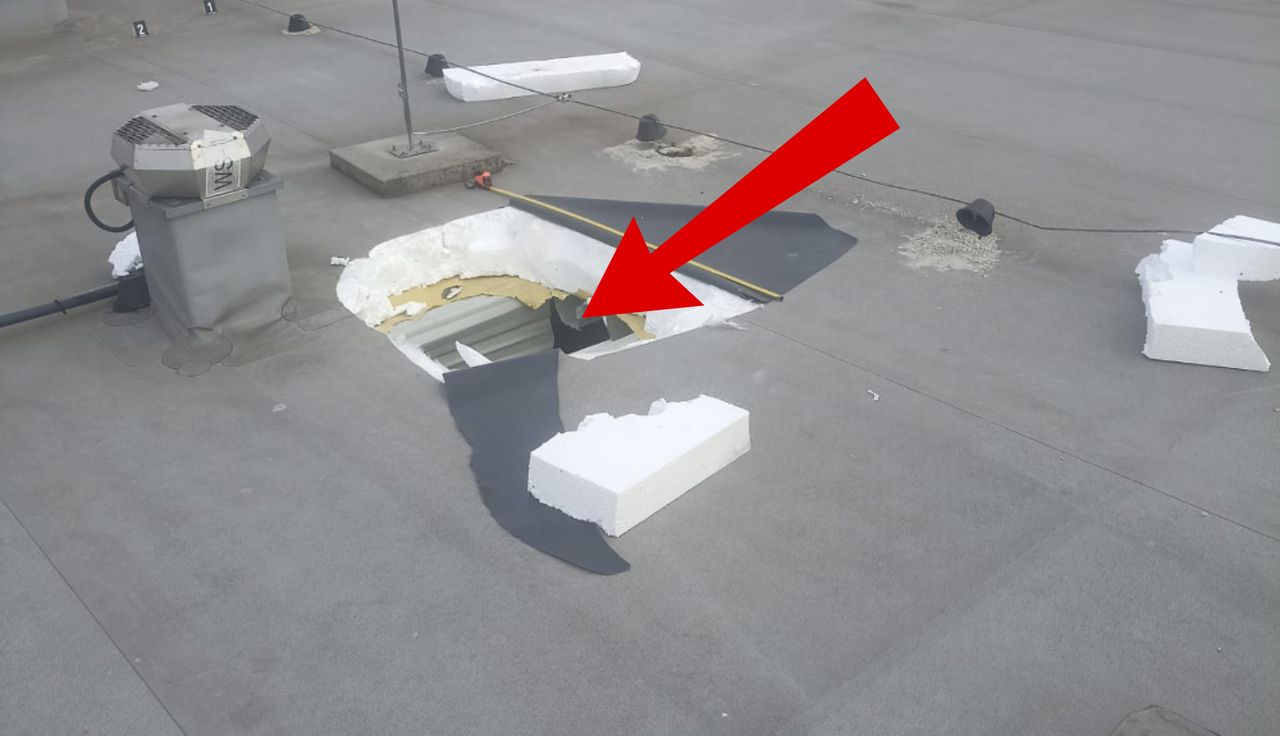 Dziura w dachu galerii. Pokazali, co działo się wewnątrz. Brak słów