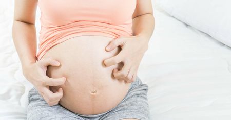 Swędzący brzuch w ciąży: czy to objaw, który powinien niepokoić?