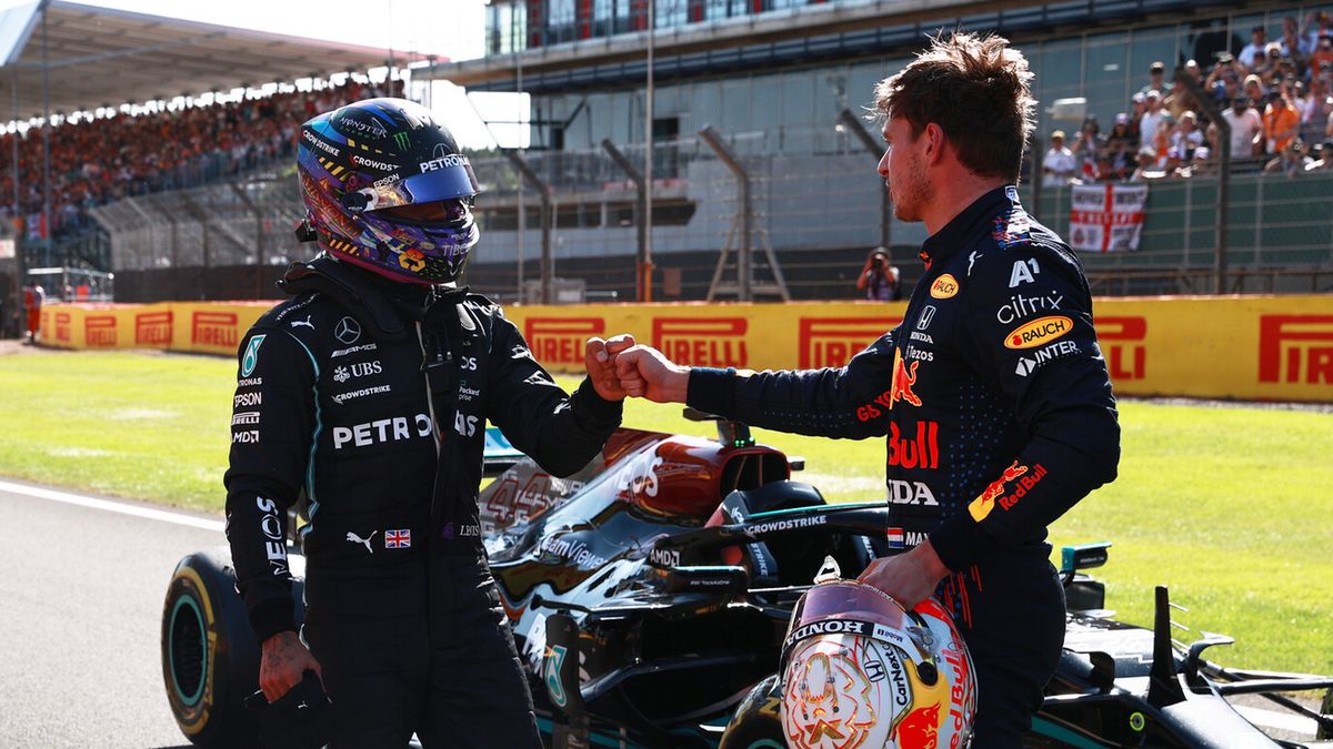 Materiały prasowe / Red Bull / Na zdjęciu: Lewis Hamilton (po lewej) i Max Verstappen