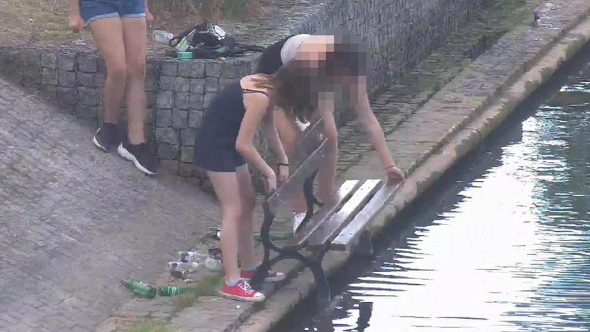 Nastolatki znalazły się idealnie w obiektywie kamery monitoringu