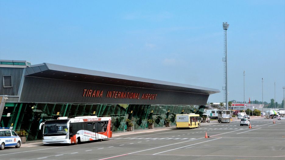Na lotnisku w Tiranie zostało 44 pasażerów, którzy nie zmieścili się do samolotu