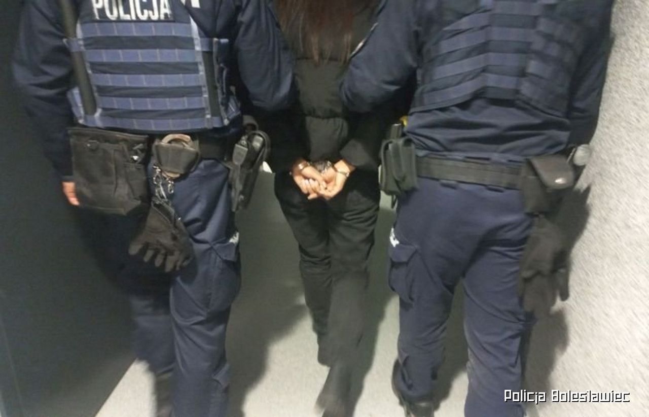 Kobieta miała omamy w restauracji. Wezwano policję