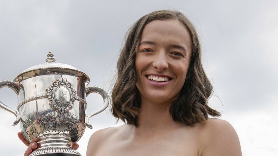 Iga Świątek pozuje z pucharem French Open 2023 