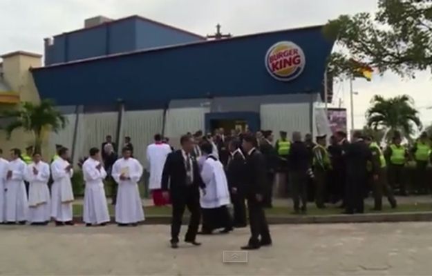 Papież przed mszą przebrał się w Burger Kingu