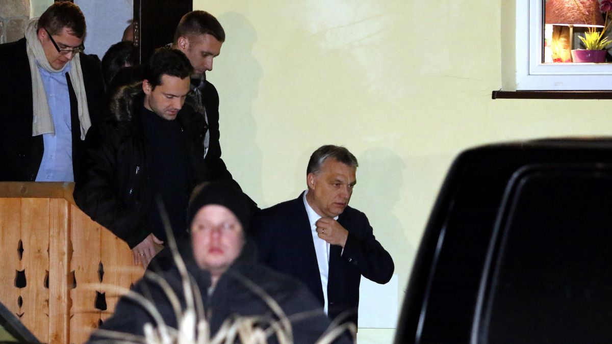 Viktor Orban wychodzi z pensjonatu w Niedzicy po spotkaniu z Jarosławem Kaczyńskim