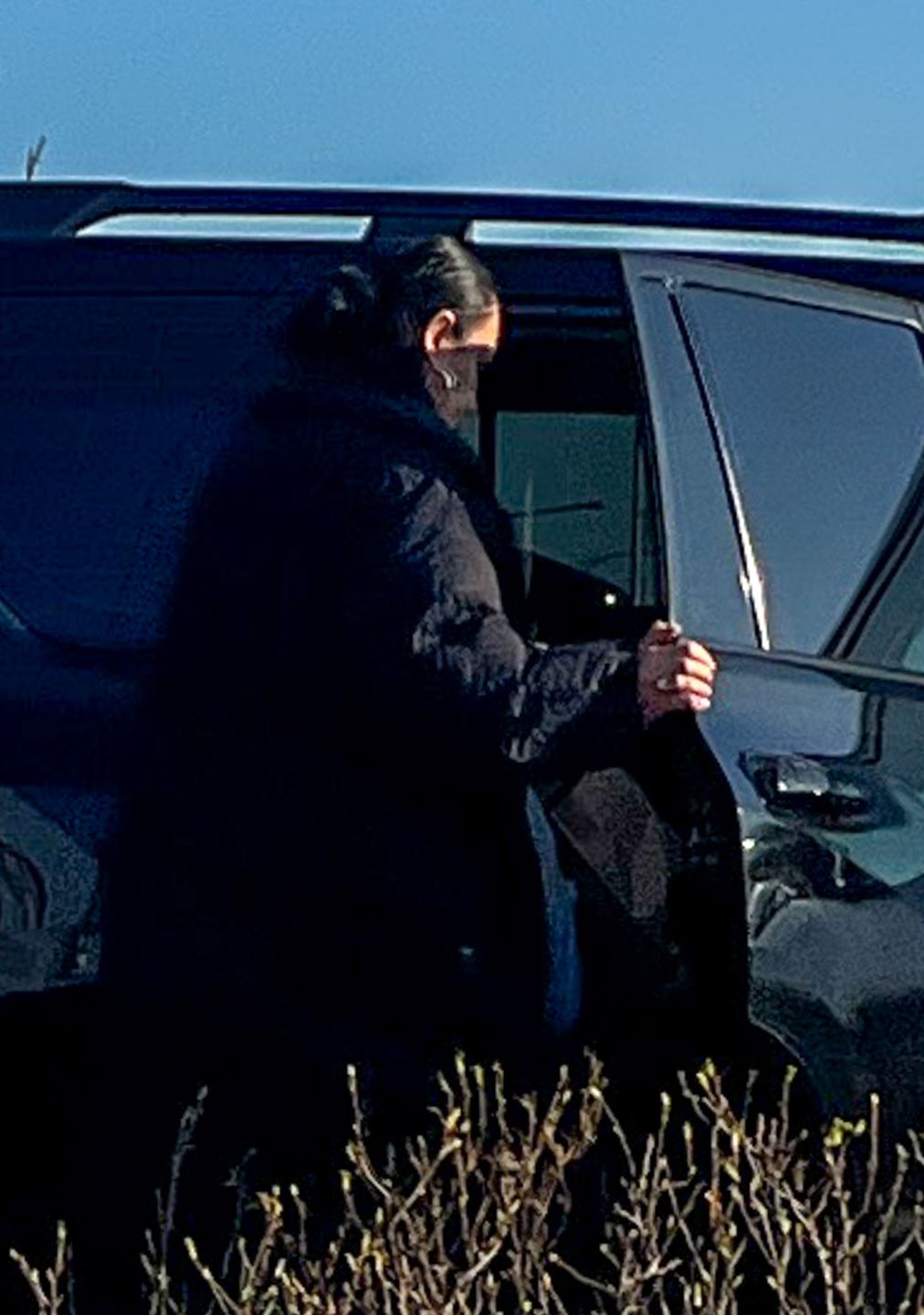 Kayah w zimowym płaszczu i letnich butach