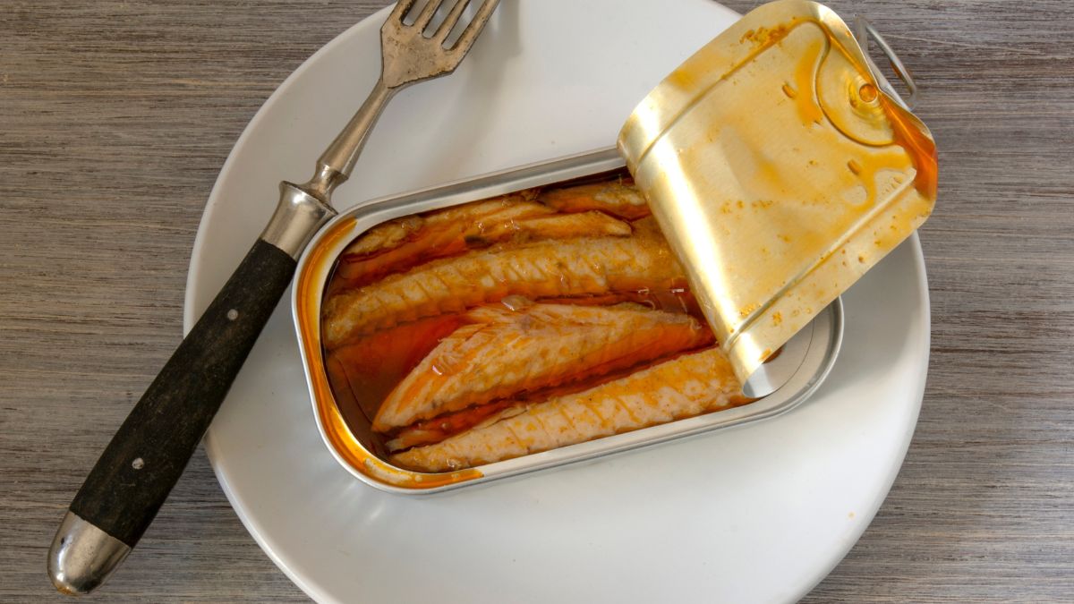 Gdzie wyrzucić puszkę po rybie?