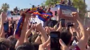 Autokar Barcelony przejechał obok kibiców. Polak nagrał, co się wtedy działo