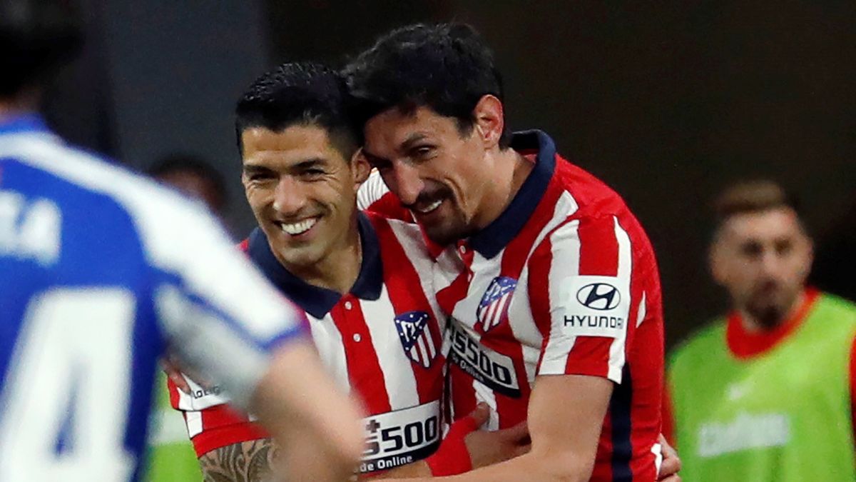 Luis Suarez (z lewej) cieszy się z gola