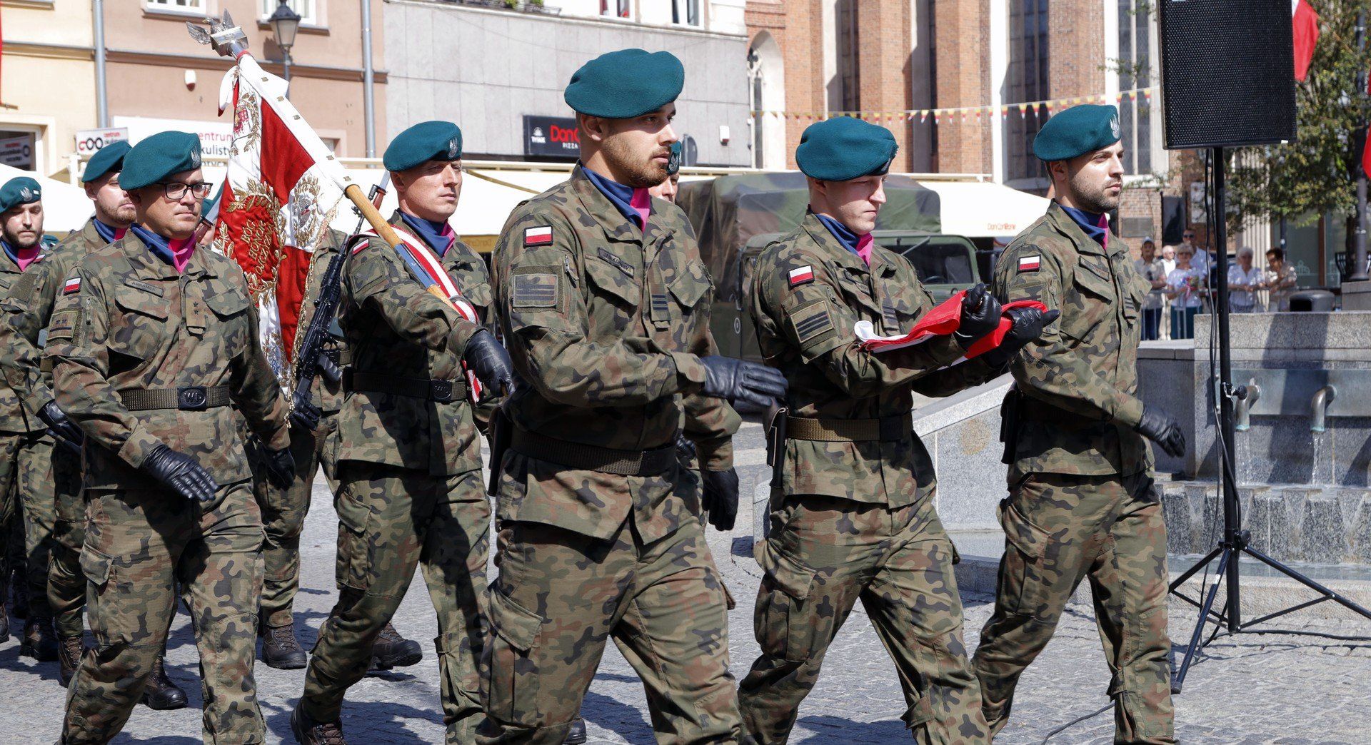 Uroczysty wojskowy apel na grudziądzkim rynku