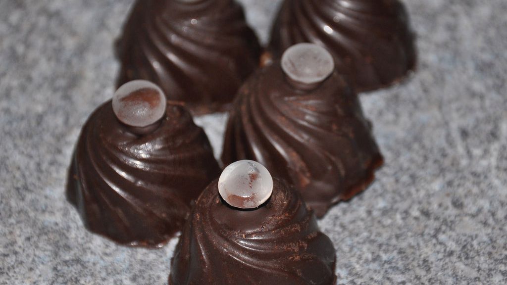 Cukierki z suszonymi wiśniami w czekoladowej polewie