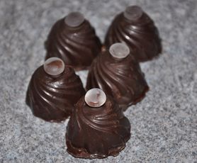 Cukierki z suszonymi wiśniami w czekoladowej polewie