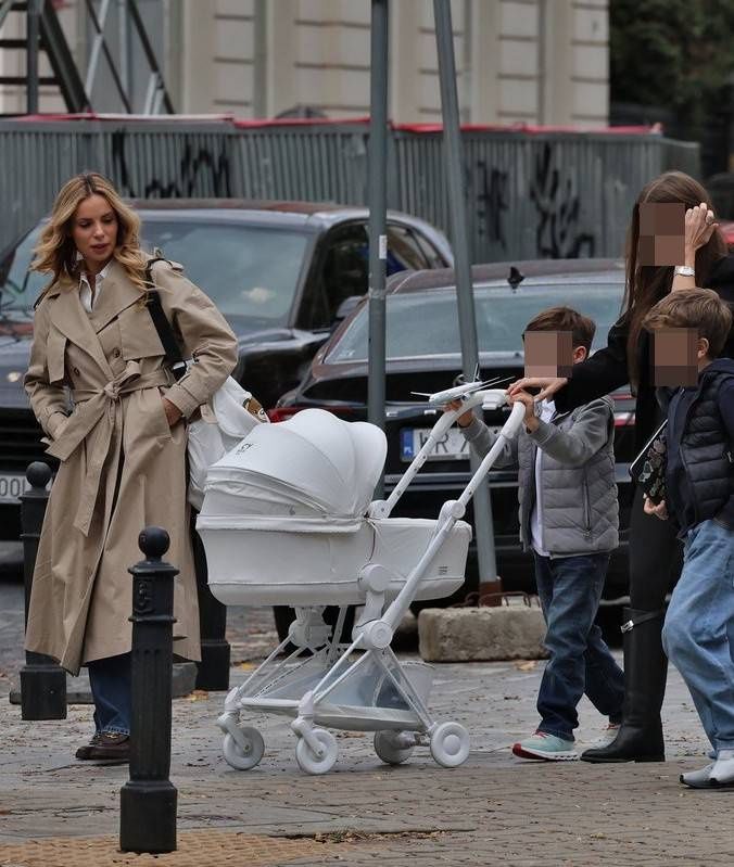 Izabela Janachowska "przyłapana" na mieście z nowo narodzonym synem