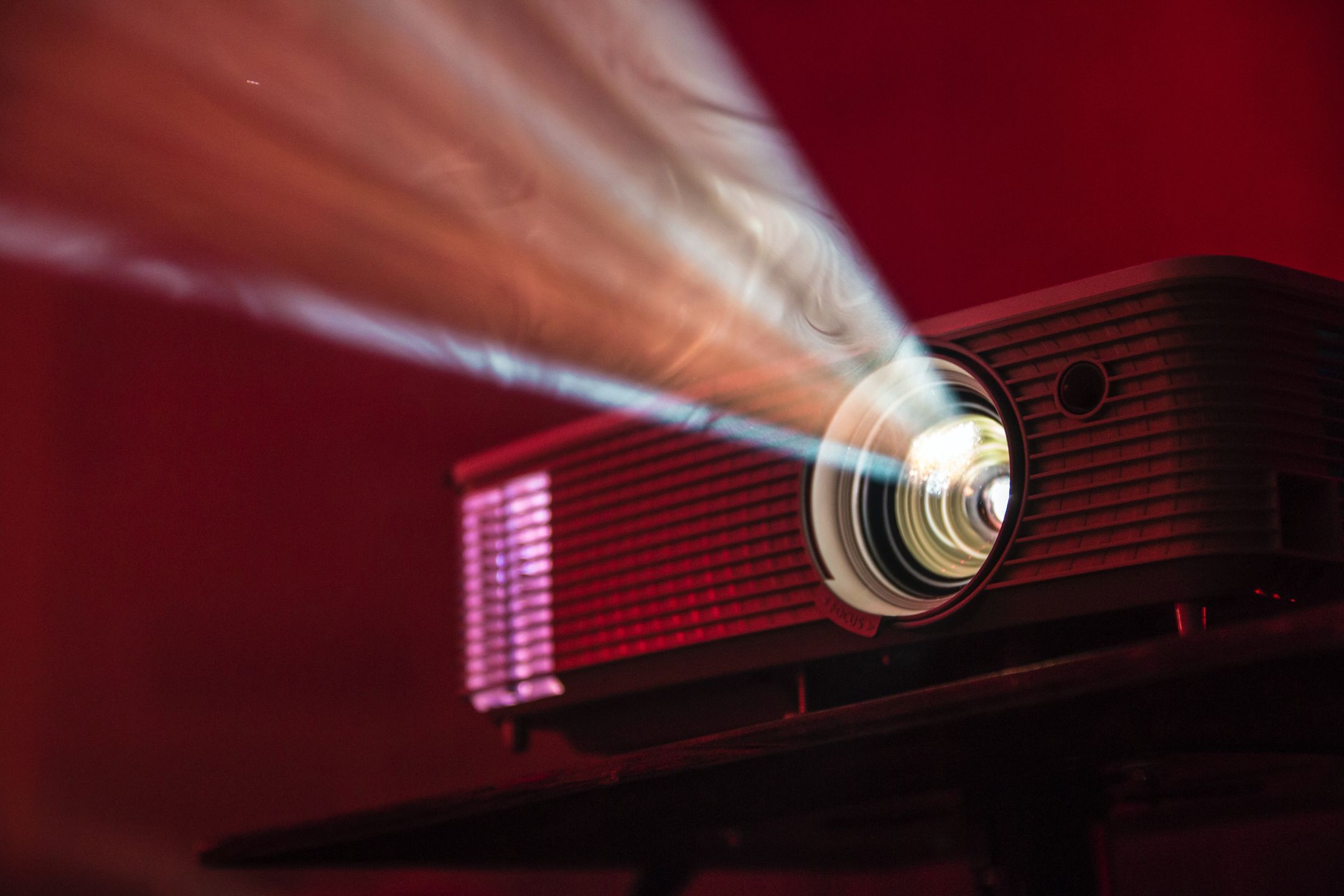 Projektory coraz częściej wypierają telewizory z salonów.
