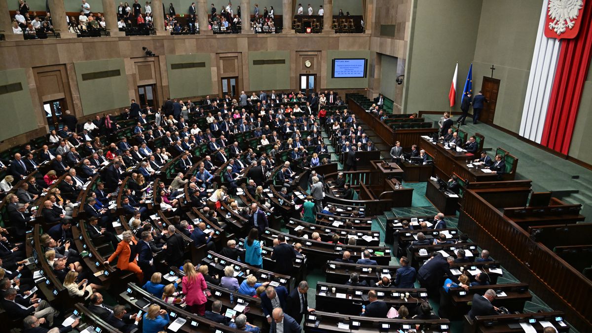 Warszawa, 23.05.2024. Posłowie na sali obrad Sejmu w Warszawie, 23 bm. Sejm kontynuuje posiedzenie. Posłowie zajmą się m.in. powołaniami członków komisji ds. reprywatyzacji nieruchomości warszawskich. (jm) PAP/Radek Pietruszka