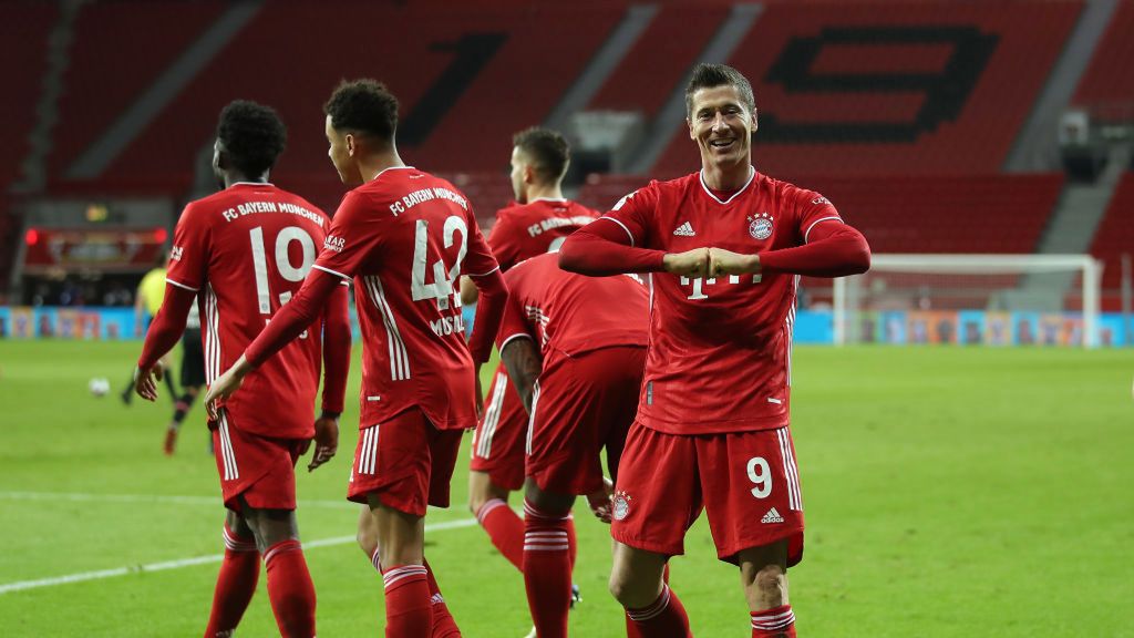 Getty Images / Lars Baron / Na zdjęciu: piłkarze Bayernu Monachium. Na pierwszym planie: Robert Lewandowski