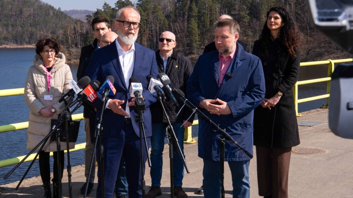 Minister Kierwiński i prezes Taurona na konferencji na tamie na 