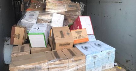 Kobieta z telefonem wbiegła na pasy tuż przed nadjeżdżającego busa. Gwałtowne hamowanie i straty w przewożonym towarze