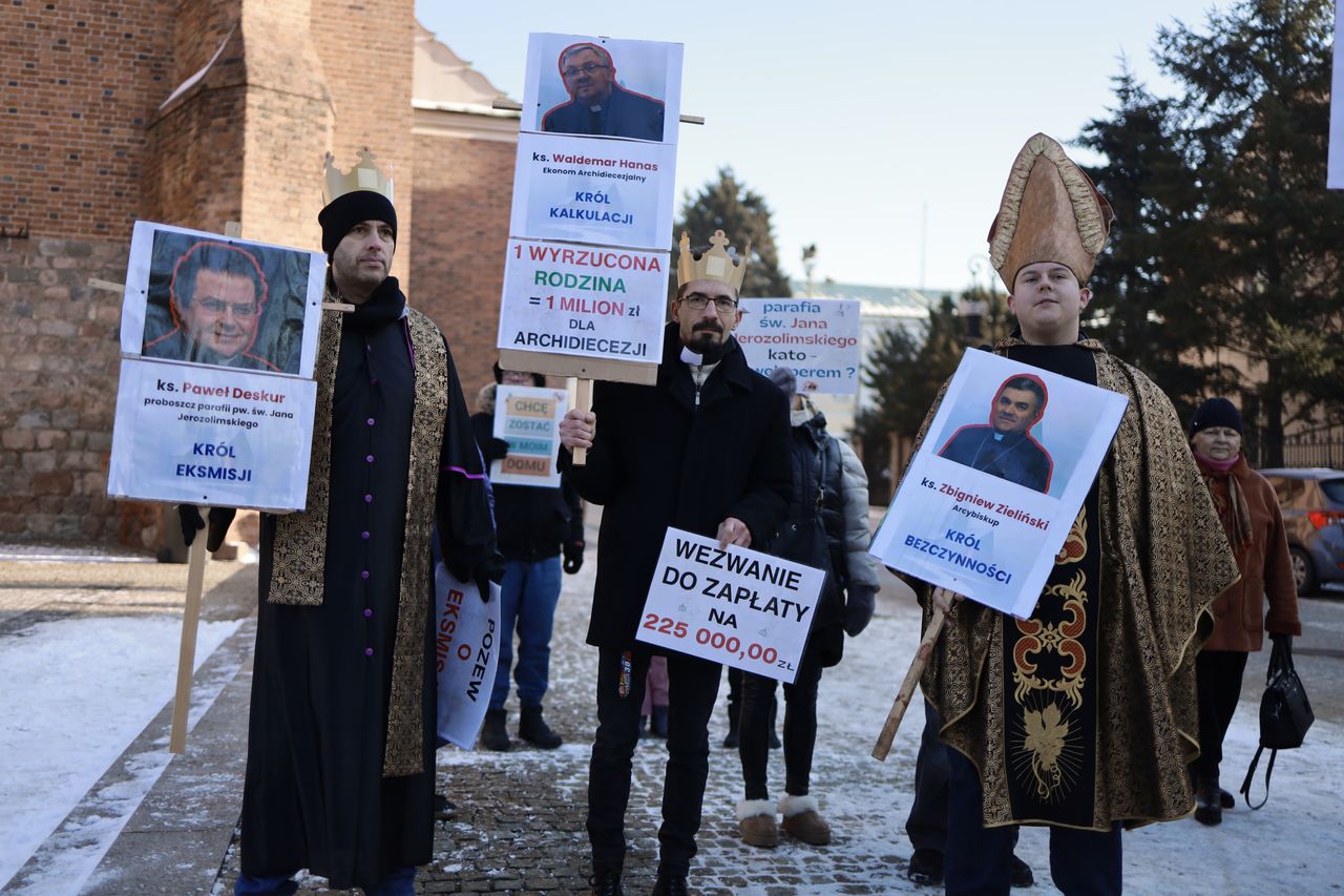 Symboliczny protest pod katedrą w Poznaniu. "Trzej Królowie Mamony" zamiast tradycyjnego orszaku