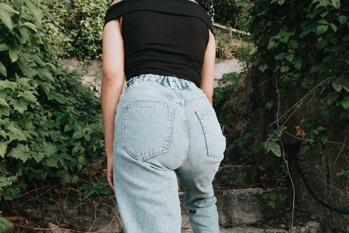 Tiktokerka skrytykowała spodnie o kroju "mom jeans" 