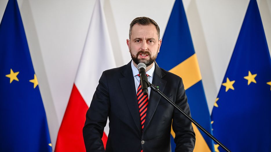 Gdynia, 04.03.2024. Wicepremier, minister obrony narodowej Władysław Kosiniak-Kamysz podczas konferencji prasowej po spotkaniu z ministrem obrony Szwecji Palem Jonsonem w Gdyni, 4 bm. Ministrowie rozmawiali m.in. o współpracy polsko-szwedzkiej w dziedzinie bezpieczeństwa i obronności, realizacji kontraktów, pomocy Ukrainie oraz powitania Szwecji jako członka w NATO. (sko) PAP/Marcin Gadomski