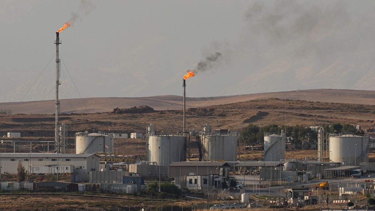 Iraq and IKRG sign deal to resume oil exports via Turkiye
DUHOK, IRAQ - SEPTEMBER 26: A view shows the Tawke Oil Field operated by Norwegian oil and gas company DNO near the district of Zakho in Duhok, Iraq on September 26, 2025. The central government of Iraq and the Iraqi Kurdish Regional Government signed an agreement to resume oil exports through Turkiye's Ceyhan port, with flows expected to restart on the morning of September 27. (Photo by Ismael Adnan Yaqoob/Anadolu via Getty Images)
Anadolu
norwegian oil company, tawke oil field, turkiye, oil deal, oil exports, zakho, ceyhan port, duhok