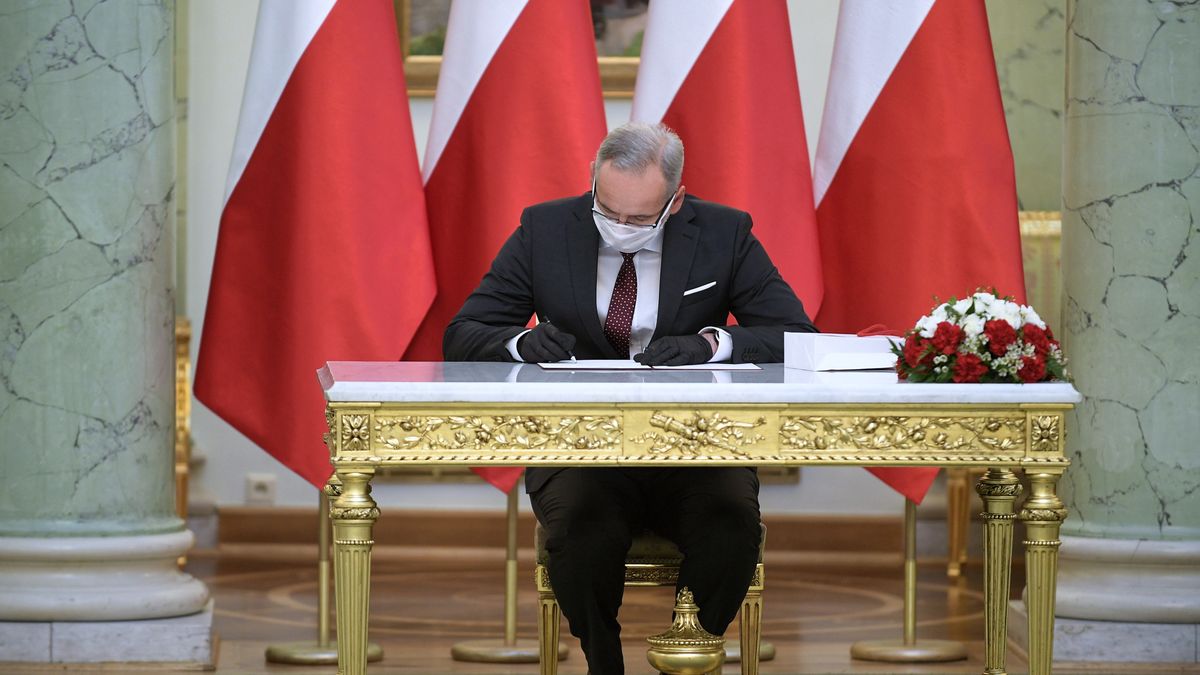 Koronawirus w Polsce. Adam Niedzielski (na zdjęciu) zapowiedział szybsze wejście w życie skróconej kwarantanny. PAP/Marcin Obara